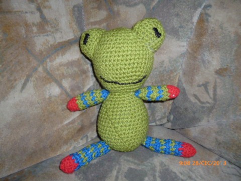 Žabák Fred hračka háčkovaný žabák pro děti 