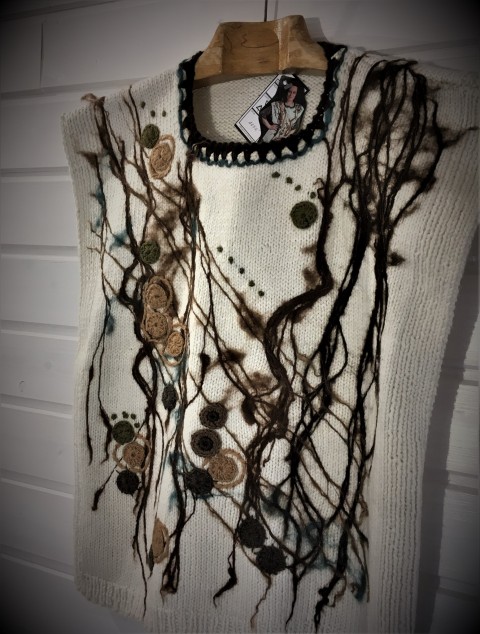 White tabard svetr aplikace motiv plstění originál vesta handmade šňůry 