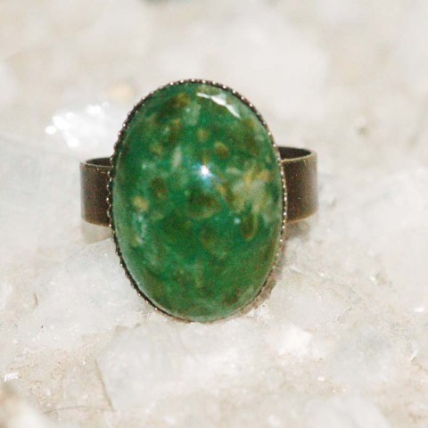 Zelený, strakatý prsten v bronzu 