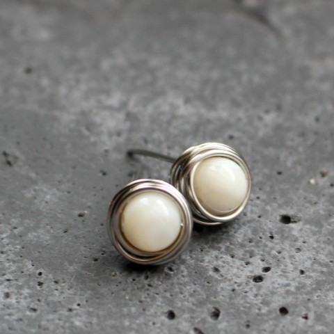 Perleť (pecky) dárek náušnice bílé pecky perleť nerez hypoalergenní sovičky bodovky white douší 