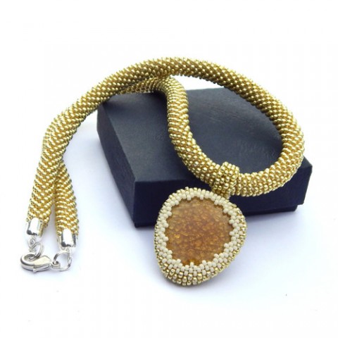 Zlatý náhrdelník s přívěskem náhrdelník zelený háčkovaný dlouhý střapec 