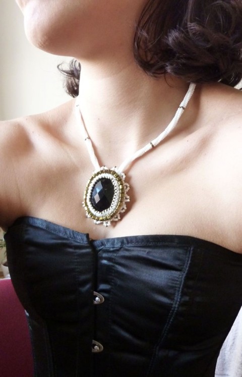 Eclipsar náhrdelník černobílá medailon kamej na ples na večírek bílý náhrdelník black white 