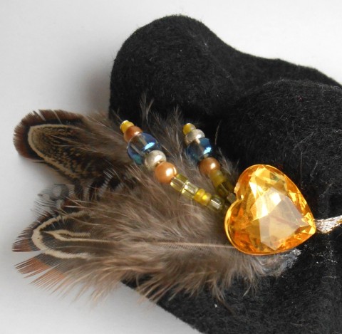 Brož klobouk No. 10- SLEVA z 129,- brož šperk doplněk moderní klobouk perly špendlík peří plsť brožový můstek nadčasový 