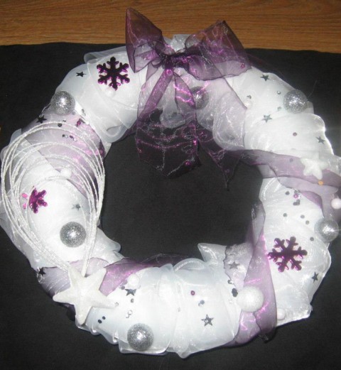 věneček  vínovo- bílý dekorace vánoce bílá věneček lila failová 