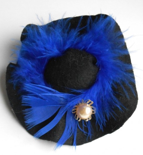 Brož klobouk No.2 SLEVA z 89,- brož šperk doplněk moderní klobouk perly špendlík peří plsť brožový můstek nadčasový 
