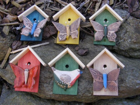 Dřevěné budky s keramickým motivem dřevěný dekorace keramika pták ptáček motýl borovice keramický budka hand made k zavěšení 