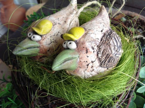 hnízdo s keramickou ptačí dvojicí keramika pták keramický ptáci hnízdo dvojice pár keramičtí 