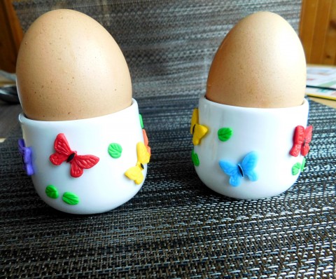 Stojánek na vajíčko originální dárek velikonoce slepice stojánek velikonoční vtipné snídaně vejce vajíčko vtipný držák slepička vajíčkovník se slepicí na tvrdo 