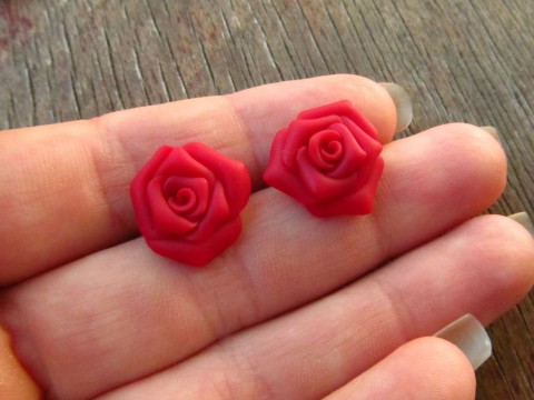 Růžičky - červené červené náušnice růže fialové rose růžička puzetka puzety puzeta krvavé rudé 