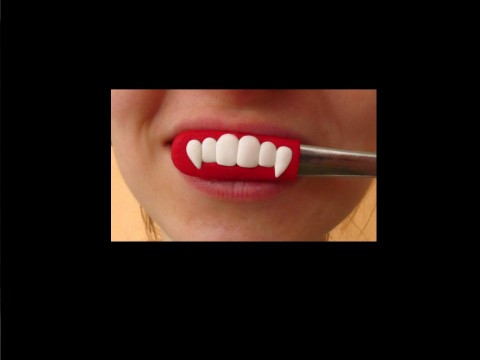 Lžička s upířími zuby dětské dětská fimo lžíce upír krev zub dezertní lžička doktor upíří zoubek zubař zubařký pro zubaře chrup tesáky špičáky 