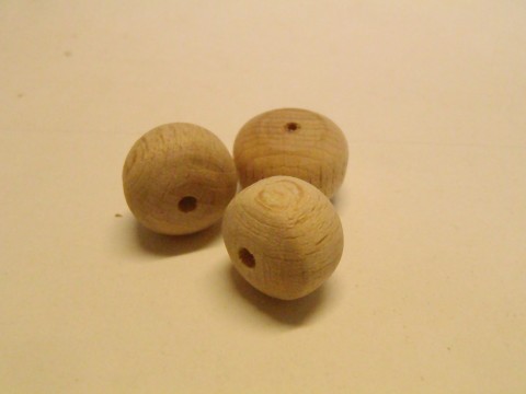 dřevěná kulička - průměr cca 15 mm 