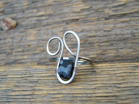 Prstýnek s obsidiánem prsten drát černá šedá osteofix chirurgická ocel prstýnek obsidián hypoalergenní tepaný pro alergiky 