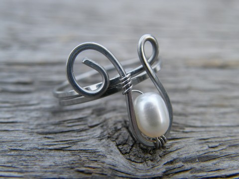 Prstýnek s bílou říční perličkou prsten bílá prstýnek říční perla hypoalergenní tepané pro alergiky 