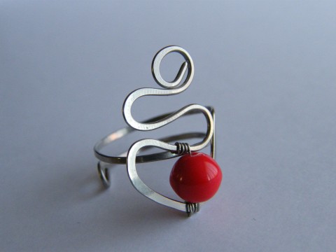 Prstýnek s červeným korálkem červená prsten sklo chirurgická ocel prstýnek korálek hypoalergenní tepané 