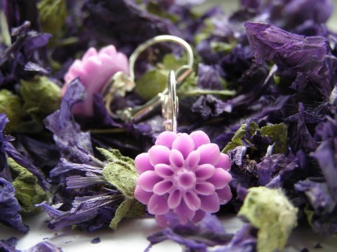 Náušnice fialové kytičky náušnice veselé květinka květ kytička pryskyřice výrazné květinky kvítek kabošon resin 