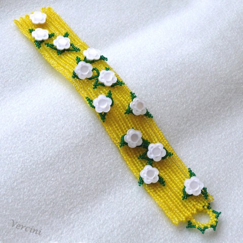 Náramek s kvítky náramek zelená jarní květy šití bílá louka žlutá jaro šitý zonka veselý beadweaving korálkování vercini kvítky pomněnky perlový probouzení korálkování-šití 