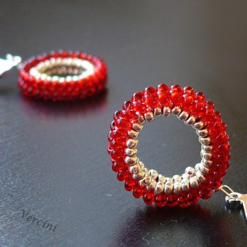 Červené šité kruhy kruh červená prsten kolečko šité stříbrná kolo beadweaving kroužek pneumatika prstenec ring 