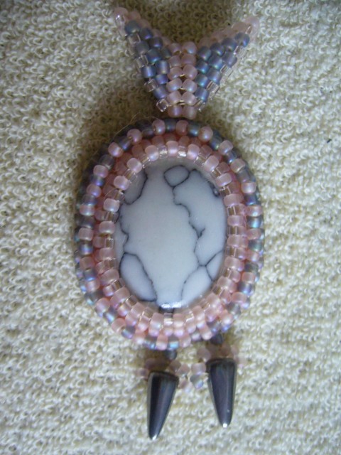 šitý medailon s trny šperk přívěsek růžová šedá rokajl kabošon korálková výšivka 