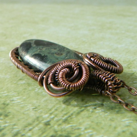 Přívěsek se stromatolitem šperk náhrdelník šperky zelený drátovaný stromatolit wire wrapping temně zelený mechově zelený 