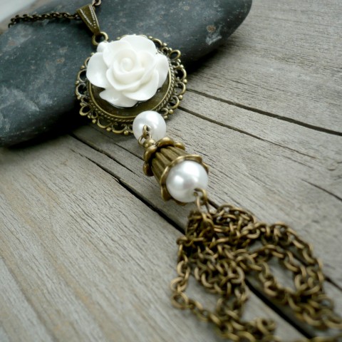 Bílá růžička náhrdelník přívěsek bílá růže vintage růžička mosaz 
