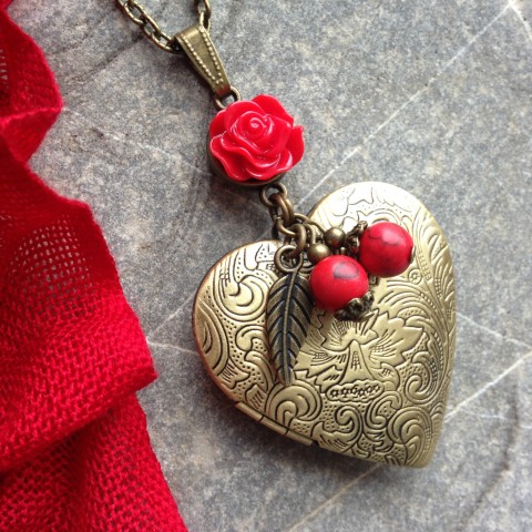 Červený medailonek červená srdce medailonek růžička 