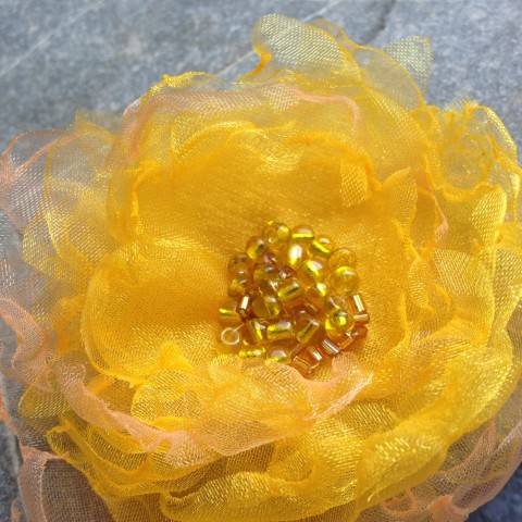 Zlatá chryzantéma brož květina zlatá organza podzimní chryzantéma střapatka 
