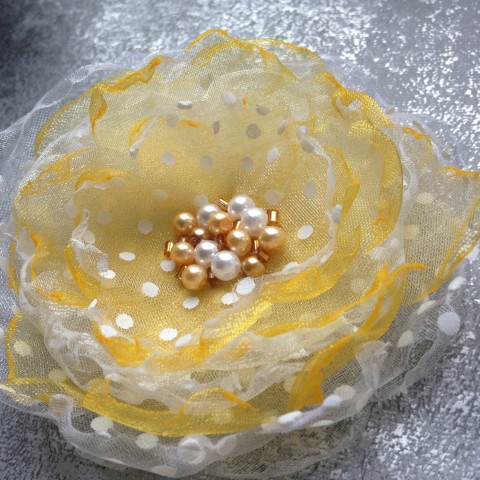 Zlatonka puntíkatá brož květina puntíky organza zlato střapatka 