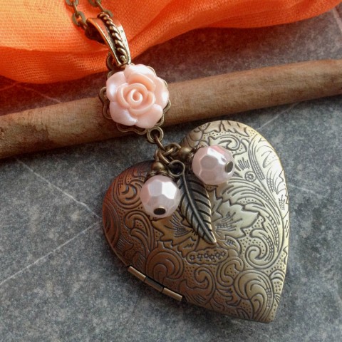 Medailonek s lososovou růžičkou náhrdelník srdce medailonek růžička mosaz 