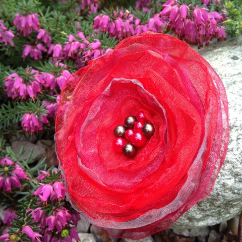 Brož červená červená brož květina šedá organza vášnivá 