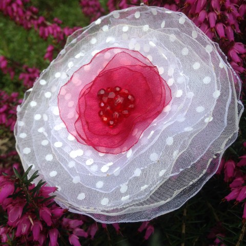Bílá s červeným středem brož květina organza 