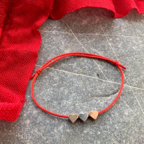 Tři srdíčka - červený náramek červená srdíčko ochranný kabbalah saténová šňůrka 