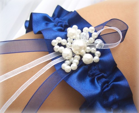 BÍLÉ PERLIČKY modrý dárek modrá elegantní svatba luxusní sexy luxus satén elastický svatební stužka štras dárkový nevěsta wedding podvazek námořnická modř erotika hochzeit svatební šaty štrasový podvazkový pás erotický podvazkový 