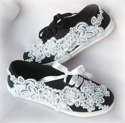 Tenisky černé bílá svatba bílý svatební dárkový nevěsta wedding podvazky hochzeit svatební šaty boty obuv lodičky dárek 