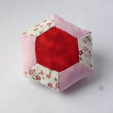 Jehelníček VIII. dárek patchwork šití dáreček pomůcka pomocník jehelníček špendlík jehla patch nitě šestiúhelník 