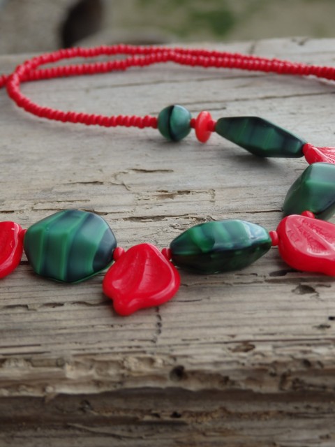 Náhrdelník Červeno-zelený náhrdelník jarní jemný romantický 