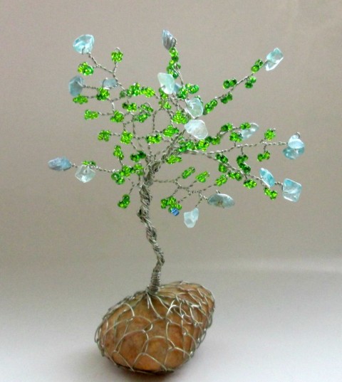 Stromeček štěstí s akvamarínem minerály stromeček akvamarín drátky a korálky 