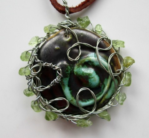 Přívěsek keramický s olivínem přívěsek korálky keramika drátky zlomky olivínu 