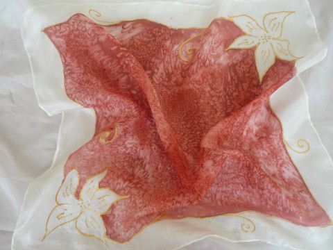 Hedvábný šátek - hnědočervené květy dárek zlatá květy bílá barvy hedvábí šátek kontura hnědočervená 