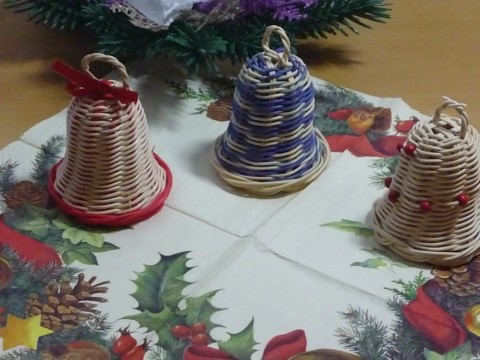 Zvonečky z pedigu červená dekorace korálky zelená modrá oranžová vánoce pedig fialová zvoneček přírodní hnědá 