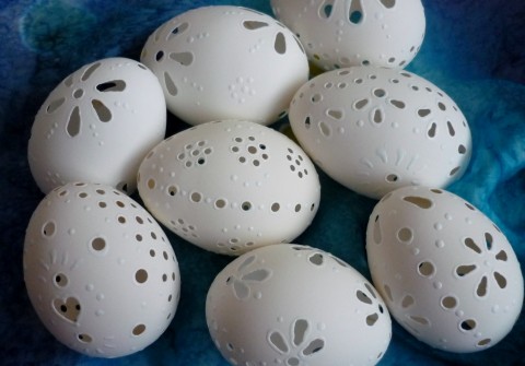 Madeirové kraslice bílé dekorace vosk jaro bílé velikonoce vejce kraslice vrtané madeirové slepičí 