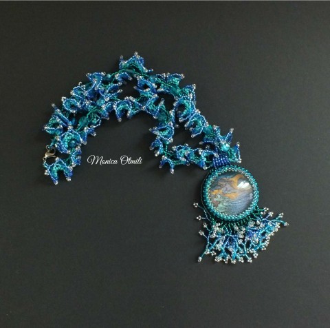 Po mořích a oceánech - šitý šperk náhrdelník letní mořský léto luxusní malovaný autorský obšívaný kabošon skleněný obšitý dovolená vlny korálkový koráli podmalovaný 