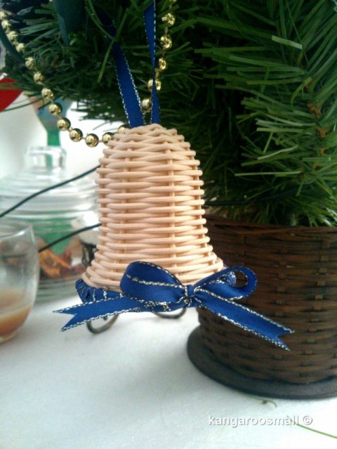Zvoneček z pedigu - větší modrý pedig zvoneček barevný zvonečky do bytu pedigový zvoneček z pedigu vánoč na vánoce ozdoba vánočního stromečku 