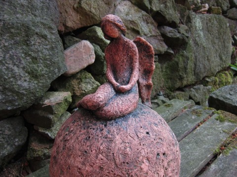 Andělka na kouli dekorace potěšení dárek koule keramika interiér žena romantika zahrada anděl dívka 