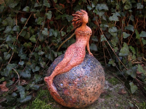 Mořská na kouli... styl dekorace potěšení dárek moře koule podzim keramika interiér žena romantika pohádka zahrada figura mořská panna 