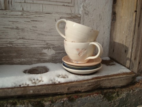 ...růžové tapetky keramika kamenina čaj růžová bílá káva lístky romantický šálek 