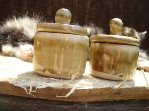 dózičky.65ml keramika kamenina hnědá medová malá kořenka dźička 