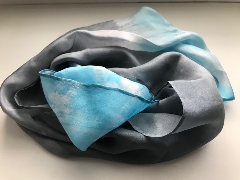 hedvábná šála šedomodrá variace modrá batika hedvábí šála. černá 
