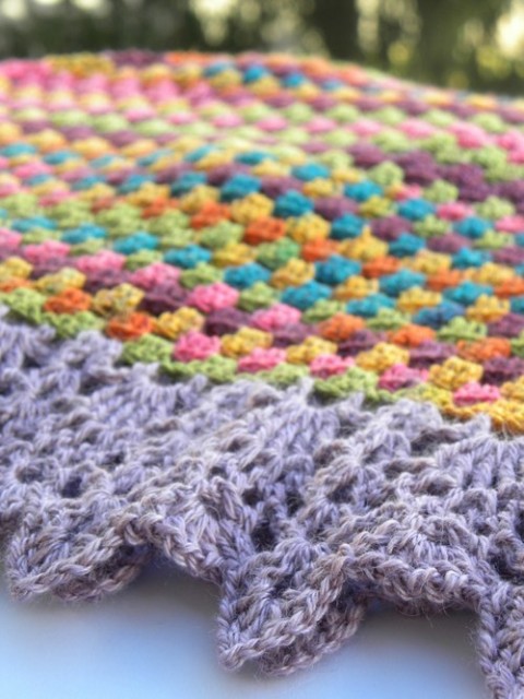 Barvy granny barvy fialový lila pestrý šátek trojúhelník lem alpaka granny 