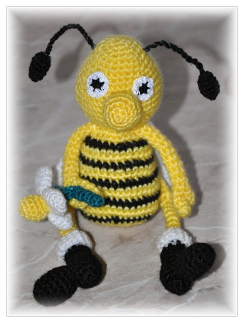 HÁČKOVANÁ VČELKA TERKA - NÁVOD dekorace dárek včela včelka med zvířátka popis návod pro děti pro radost včelička do pokojíčku včelí úl háčkované hračky háčkovaná včela 