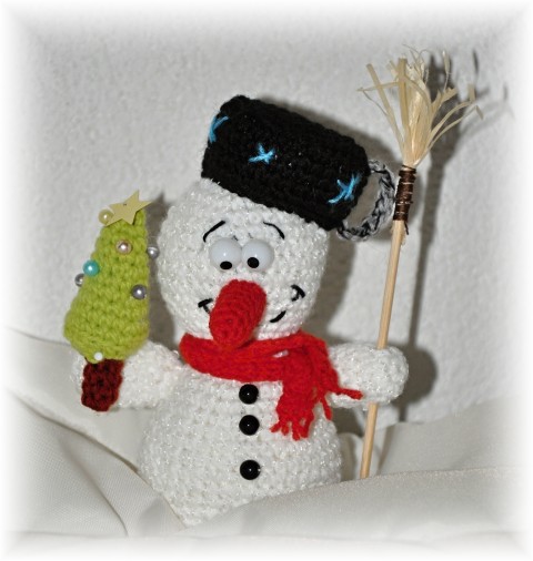 HÁČKOVANÝ SNĚHULÁK HUBERT dekorace sníh vánoce popis sněhulák sněhuláček návod pro děti pro radost sněhové háčkovaný sněhulák háčkovaná vánoční dekorace 